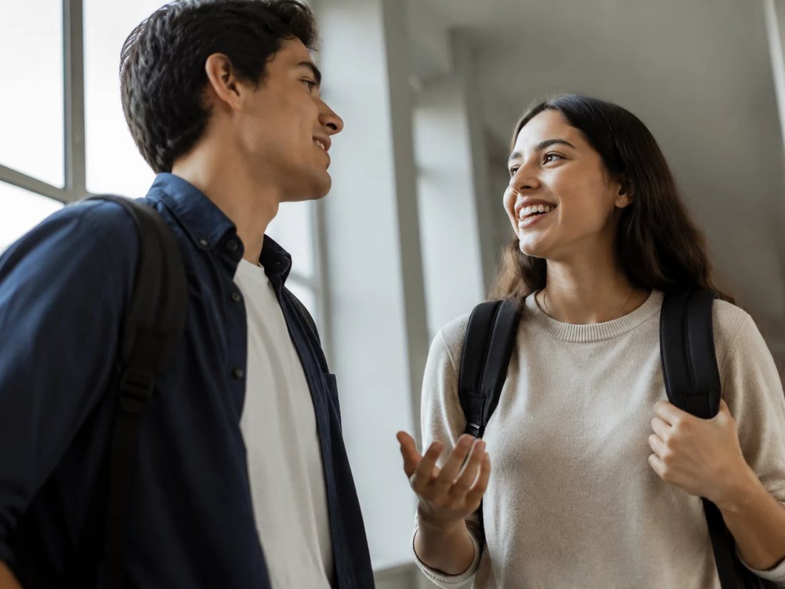 Roda pequena lendo alto as folhas de argumento espalhadas sobre a mesa